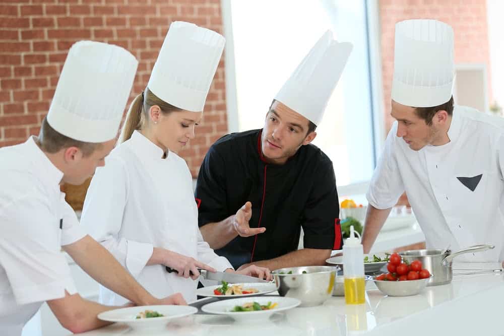 Guide to Restaurant Training Manuals: From FOH to Managers